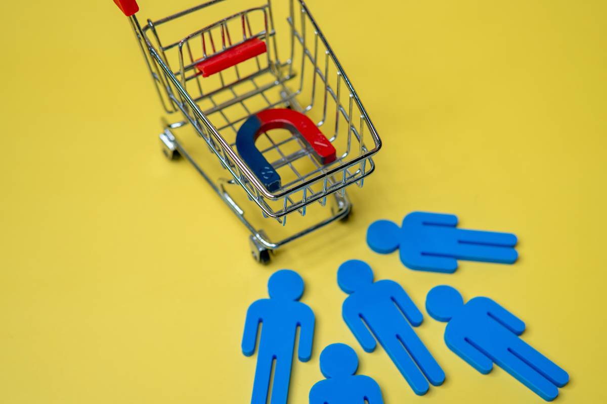 Magnet attract customers towards the shopping cart - one of the effects of inbound marketing automation