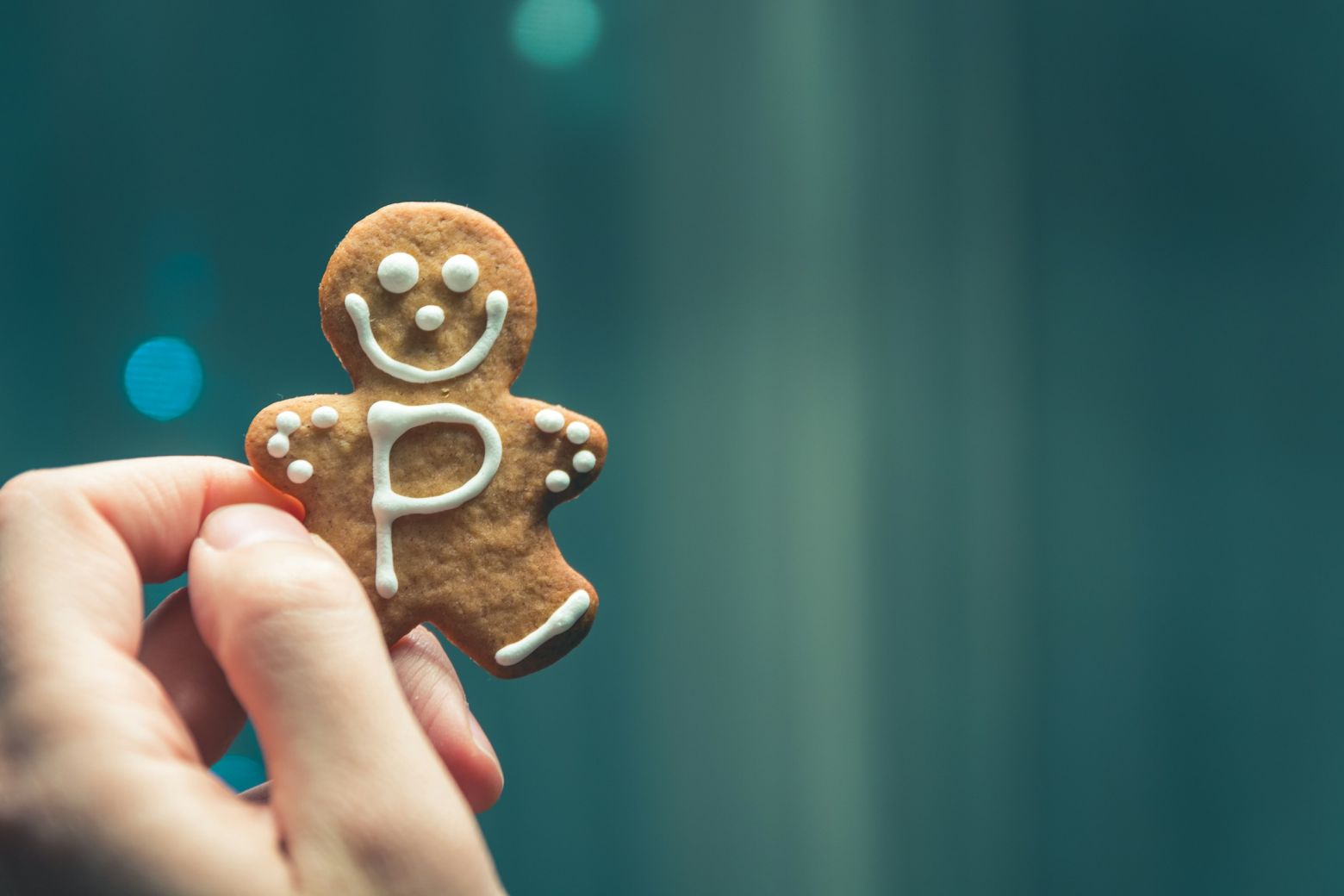 The letter P on a gingerbread cookie