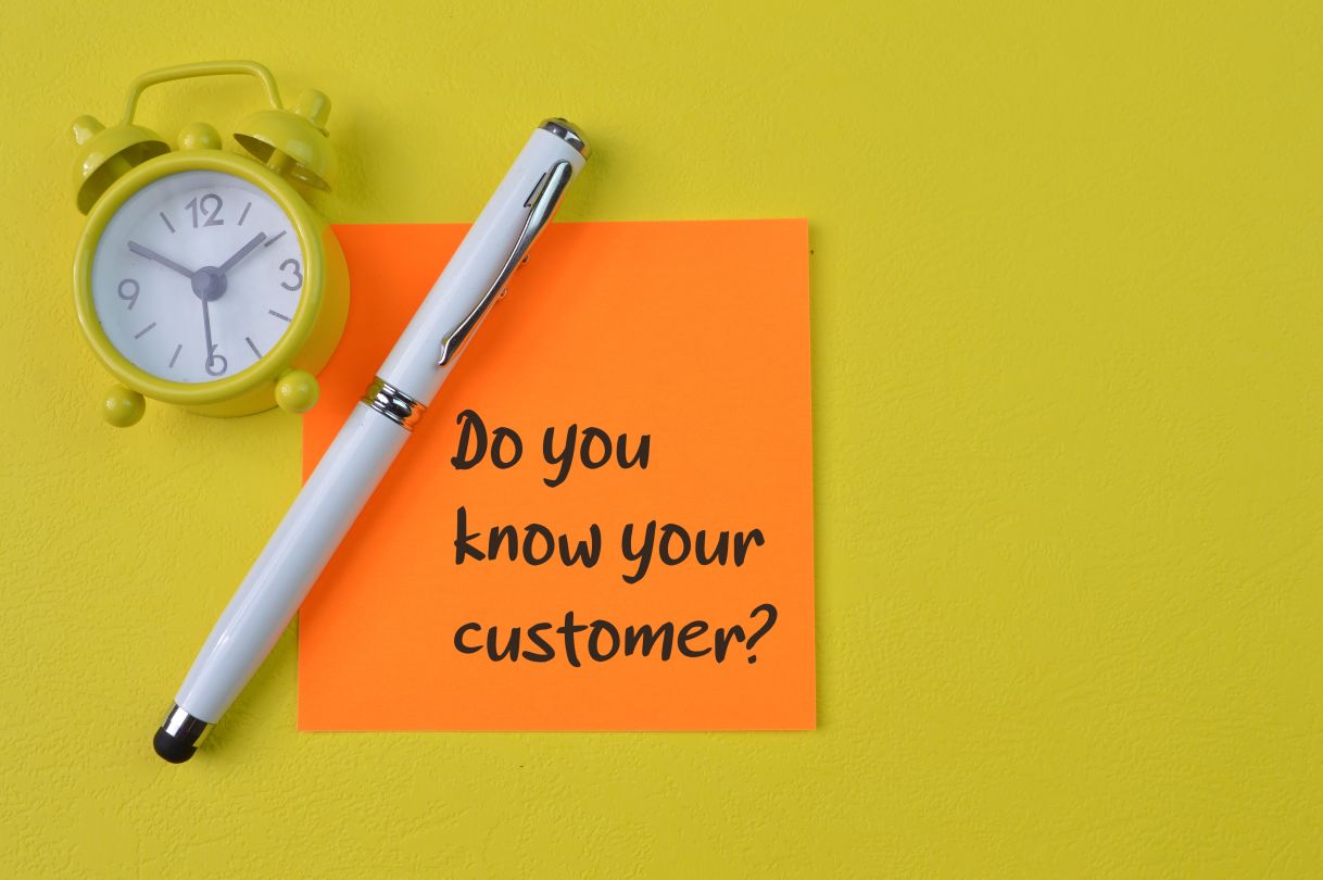 Clock, pen and memo note with question DO YOU KNOW YOUR CUSTOMER - Awareness is one of the foundations of lifecycle marketing